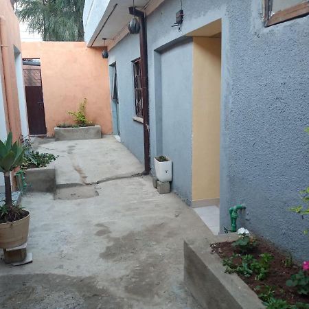 Lucy Guest House Addis Abeba Esterno foto