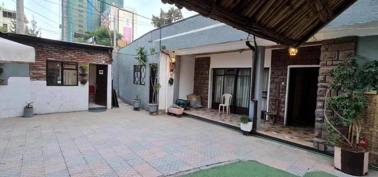 Lucy Guest House Addis Abeba Esterno foto