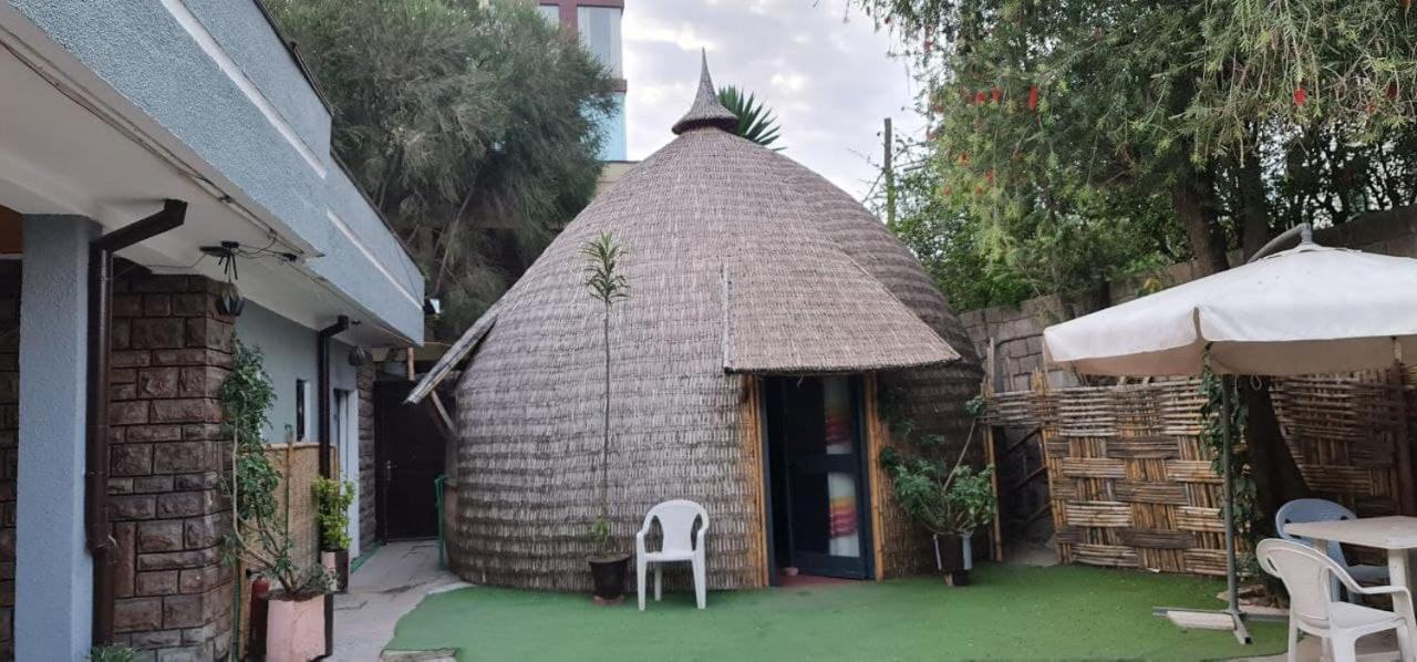 Lucy Guest House Addis Abeba Esterno foto